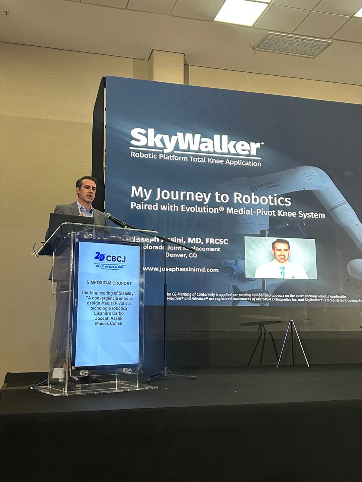 Speaking at the CBCJ knee surgery congress in Brazil — "My Journey to Robotics," on robotic-assisted knee replacement with the Evolution medial-pivot system.